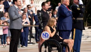 Harris fustiga a Trump por tomarse fotos en cementerio