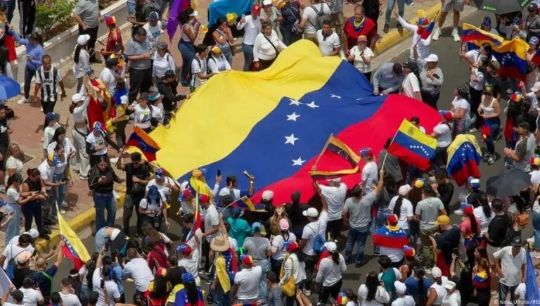 VENEZOLANOS 6 En medio de tensiones oposición y chavistas se movilizan en Caracas