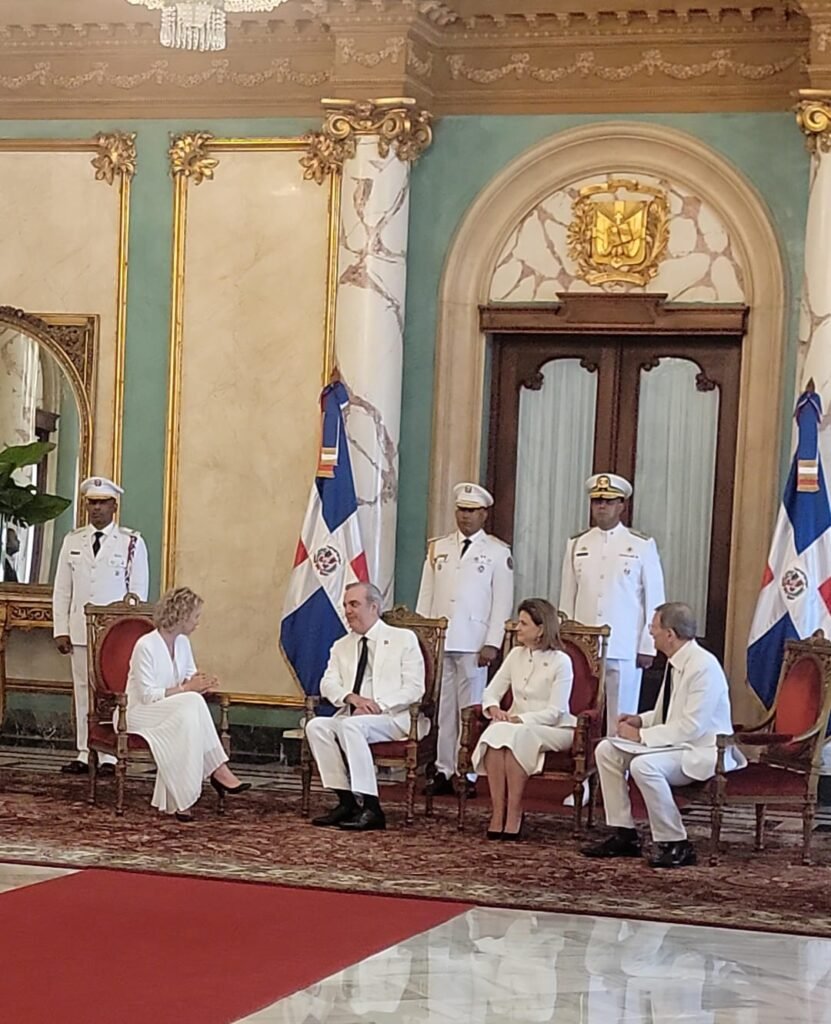 Abinader y siete embajadores Presidente Abinader recibe credenciales de siete nuevos embajadores