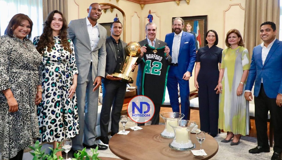 Presidente dominicano entrega condecoración a Al Horford