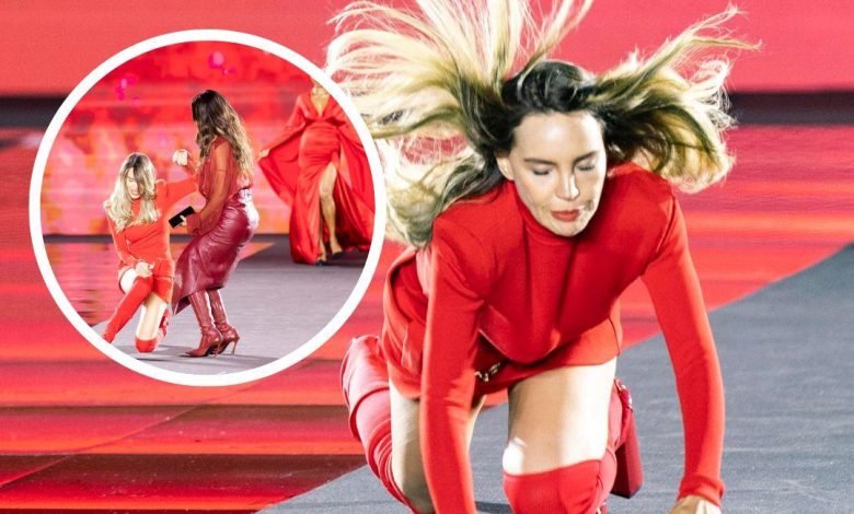 BELINDA Belinda cae en plena pasarela; Anitta le brinda apoyo en un acto de solidaridad
