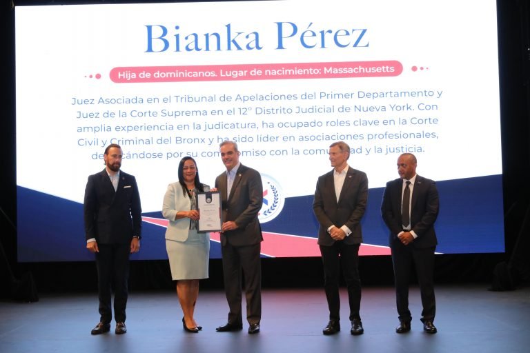 BIANKA PEREZ Abinader y el INDEX reconocen dominicanos destacados en EU