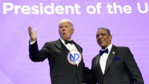 Congresista Adriano Espaillat presenta a Joe Biden durante la gala anual del Caucus Hispano