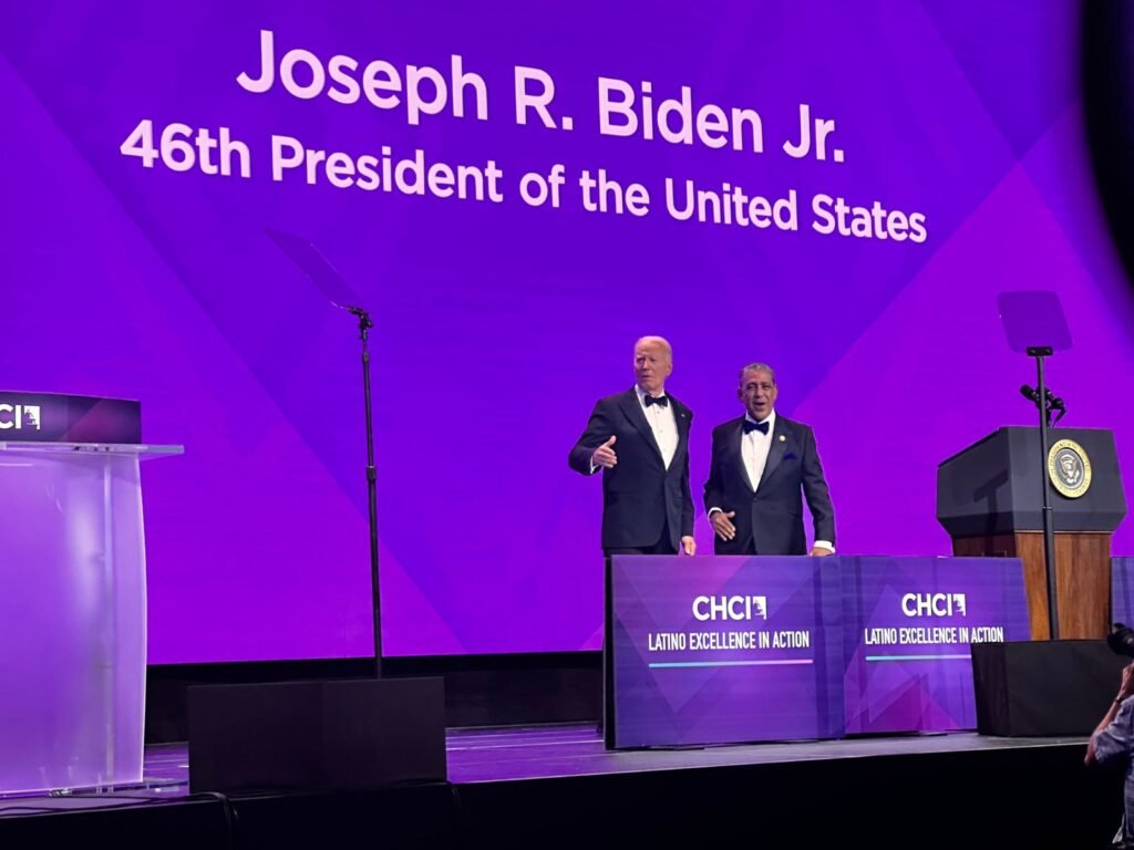 BIDEN Y ADRIANO ESPAILLAT Congresista Adriano Espaillat presenta a Joe Biden durante la gala anual del Caucus Hispano