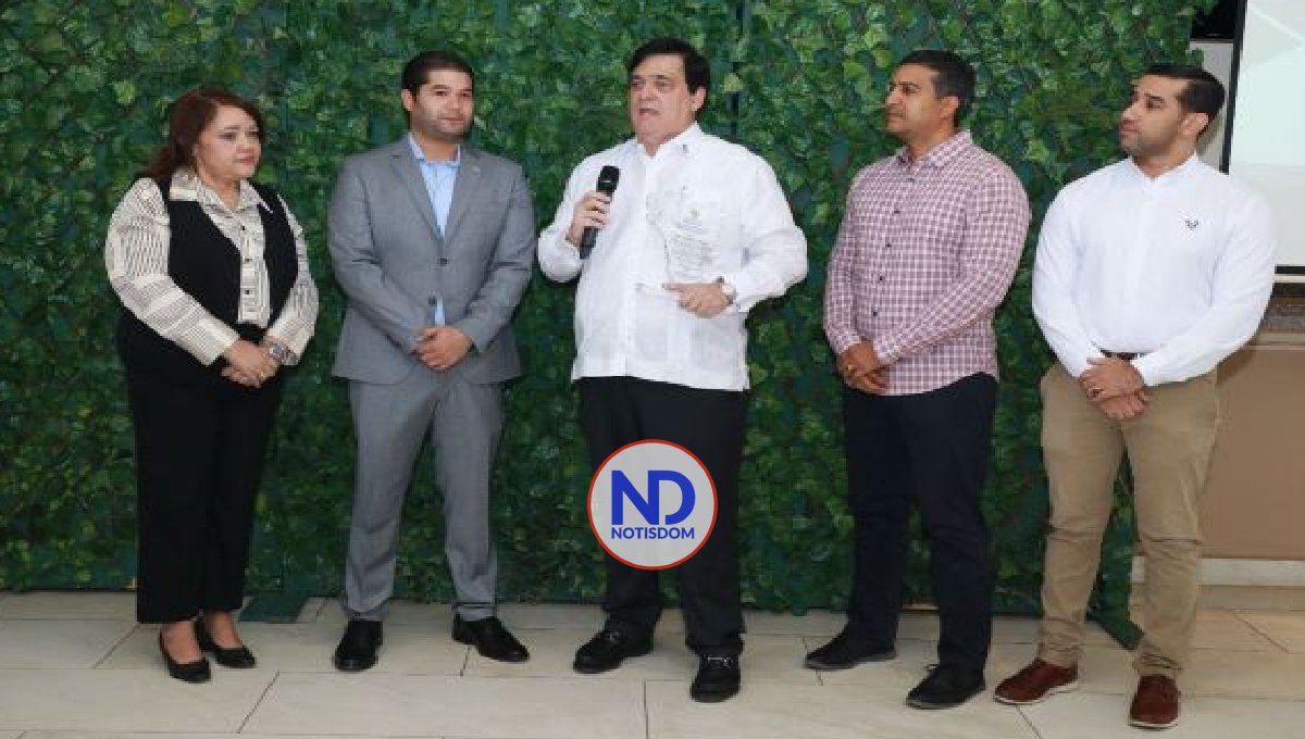 Cámara de Comercio Hermanas Mirabal reconoce a Claudio Martí