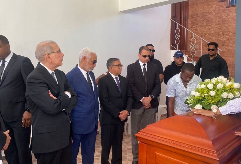 DIRIGENTES EN GUARDIA DE HONOR Danilo Medina encabeza guardia de honor ataúd de Manuel Díaz
