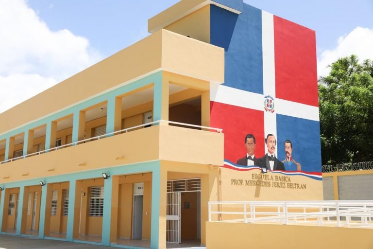 Escuela Basica profesora Mercedes Jerez Beltran Presidente Abinader inauguró obras en SD Norte y La Vega