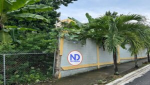 Denuncian verja de escuela del km 11 autopista Duarte está a punto de colapsar