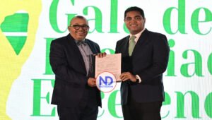 Ministro Kelvin Cruz entrega recursos para remozar oficina de la ACD