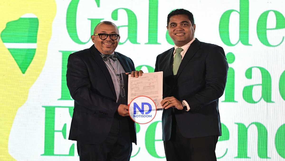 Ministro Kelvin Cruz entrega recursos para remozar oficina de la ACD