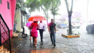 Interacción de onda tropical y vaguada seguirán provocando aguaceros