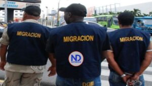 Colectivo de haitianos denuncia agente lanzó uno desde tejado