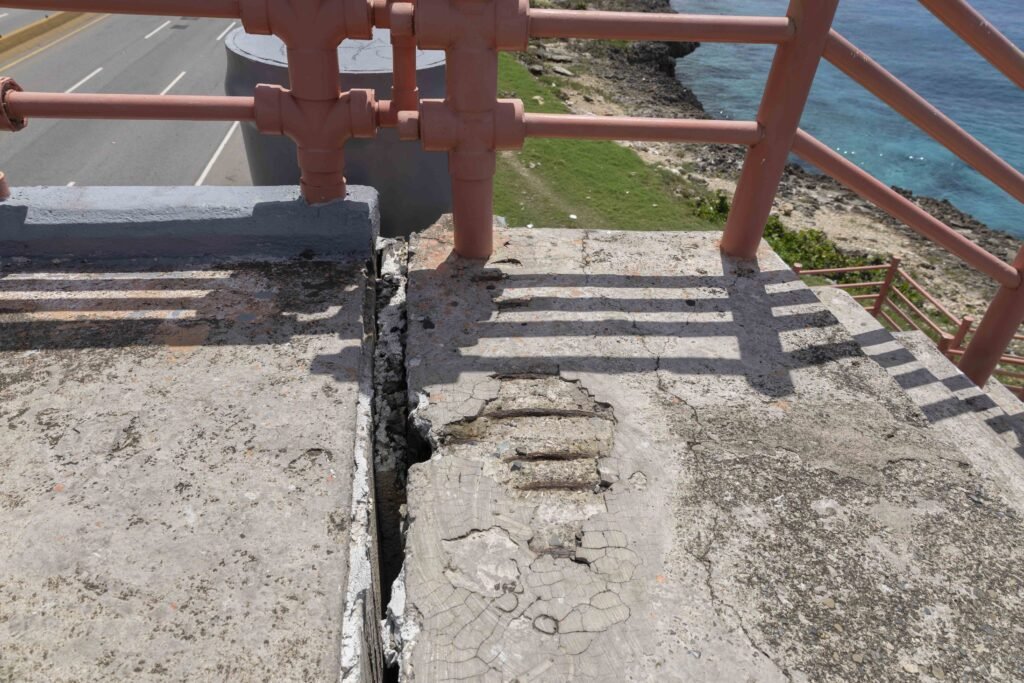 PUENTE DETEREORADO 1 Demandan intervención de deteriorados puentes peatonales de Las Américas