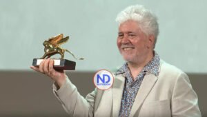 Pedro Almodóvar gana el León de Oro en Venecia y reivindica el derecho a una muerte digna