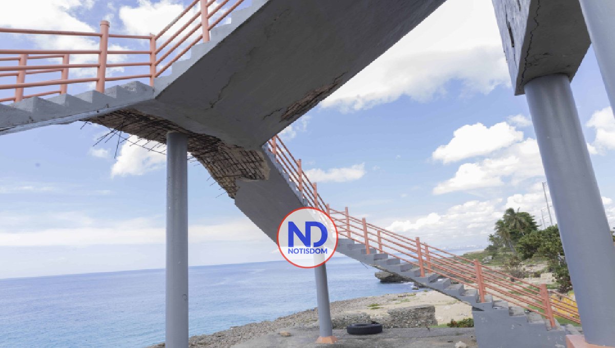 Demandan intervención de deteriorados puentes peatonales de Las Américas