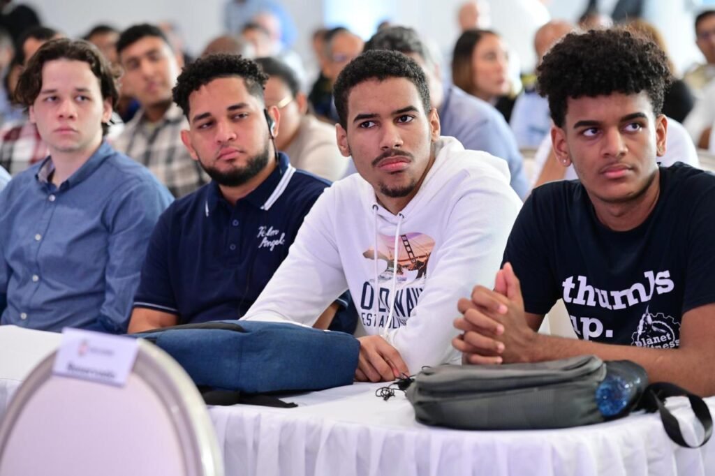 evento formativo educativo en el Salon BDI de Unicaribe Realizan exitosa presentación Programa Formación Semiconductores en RD