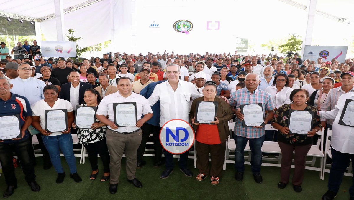 Presidente entrega 752 títulos propiedad en Sánchez Ramírez