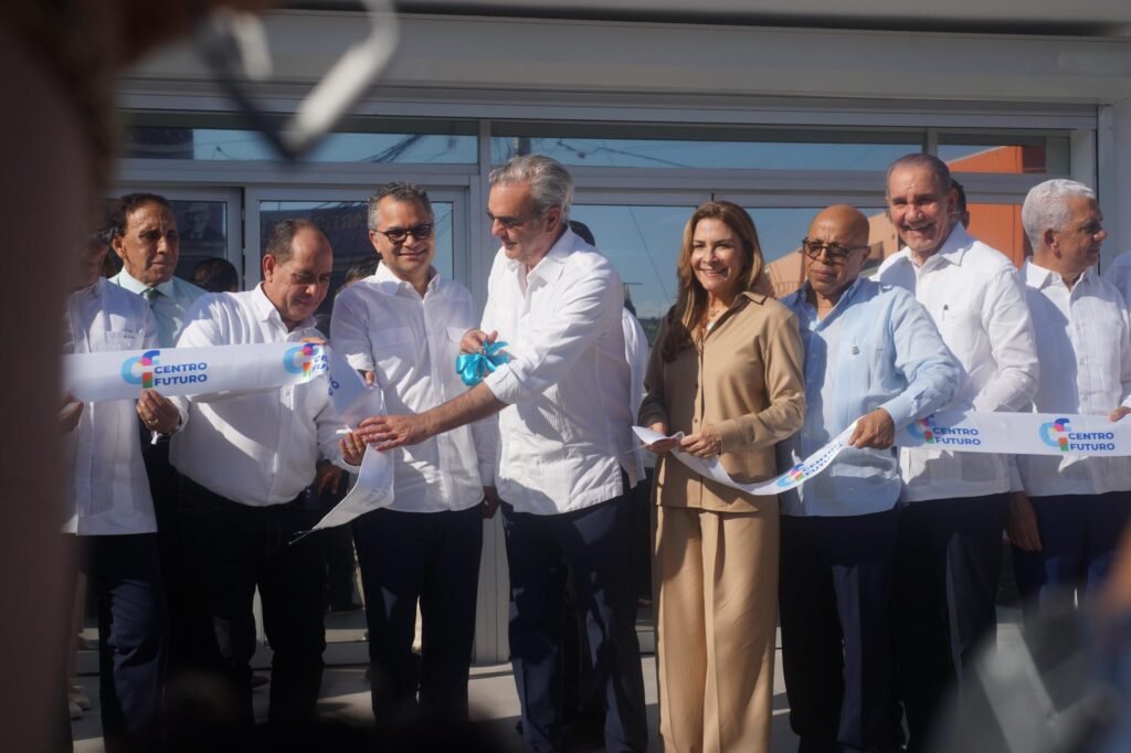 Abinader y Carolina Mejia 1 Inauguran Centro Futuro en Cristo Rey para la capacitación gratuita de jóvenes