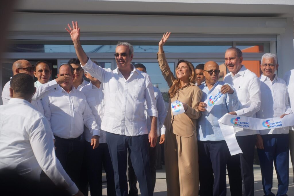 Abinader y Carolina Mejia Inauguran Centro Futuro en Cristo Rey para la capacitación gratuita de jóvenes