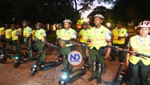 Agentes en patinetas en la Zona Colonial para agilizar el tránsito