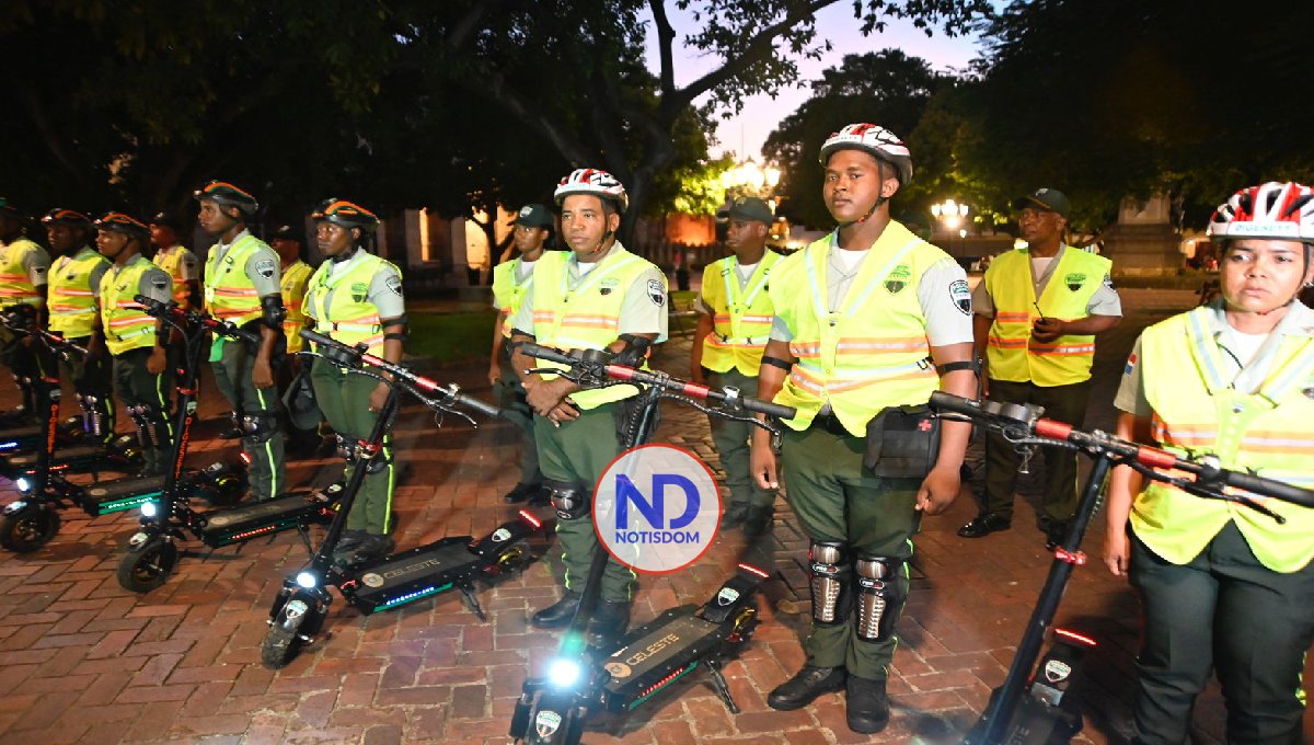 Agentes en patinetas en la Zona Colonial para agilizar el tránsito
