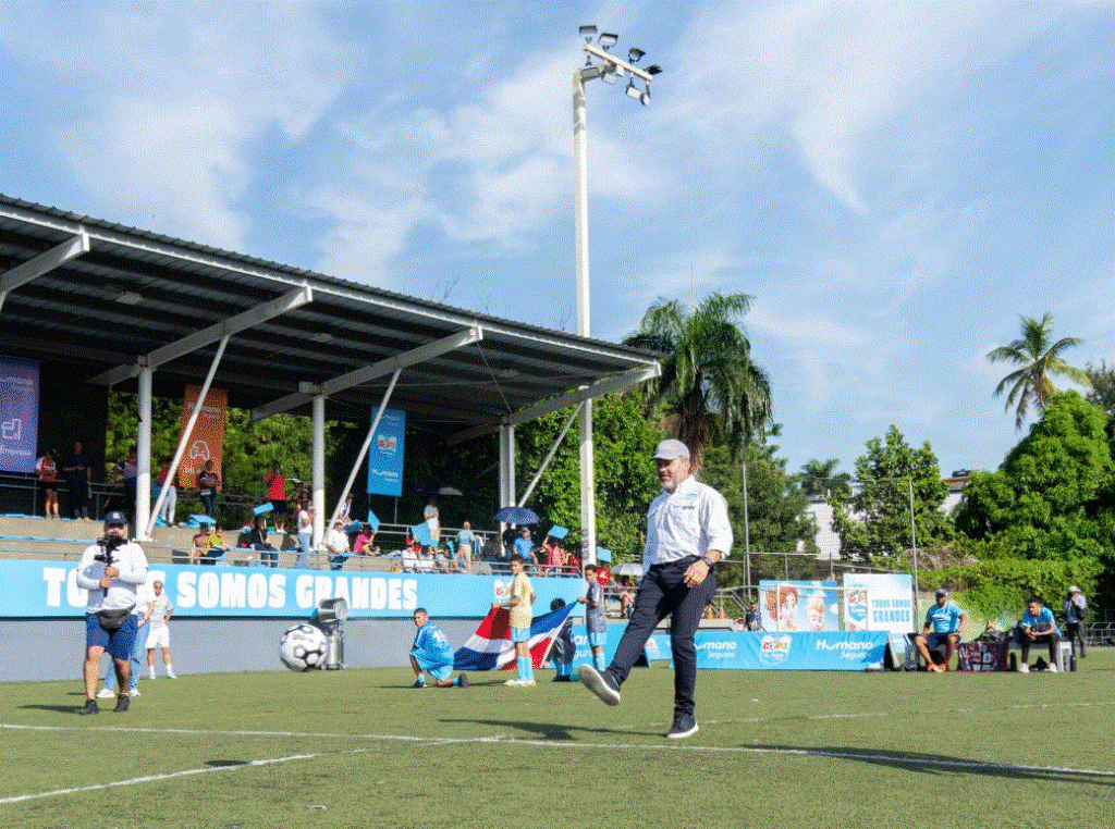 Eduardo Cruz presidente de Humano Seguros realizando el saque inaugural Inauguran la segunda edición de Copa Intercolegial de Fútbol