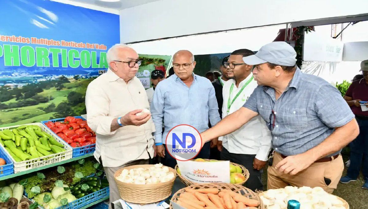 Fernando Durán asiste al Festival de la Cosecha en Constanza