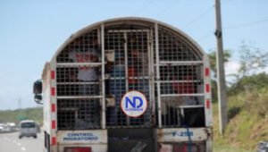 Llegan camiones cargados de haitianos al Vacacional de Haina