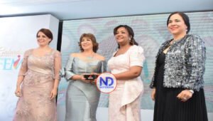 Mujeres Empresarias distingue a la doctora Jayne Cabreja