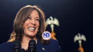 Kamala Harris se acerca a los votantes latinos indecisos