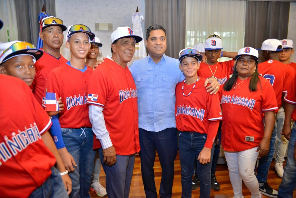 Kelvin Cruz entrego la bandera 1 Ministro de Deportes entrega Bandera Nacional selección béisbol U12