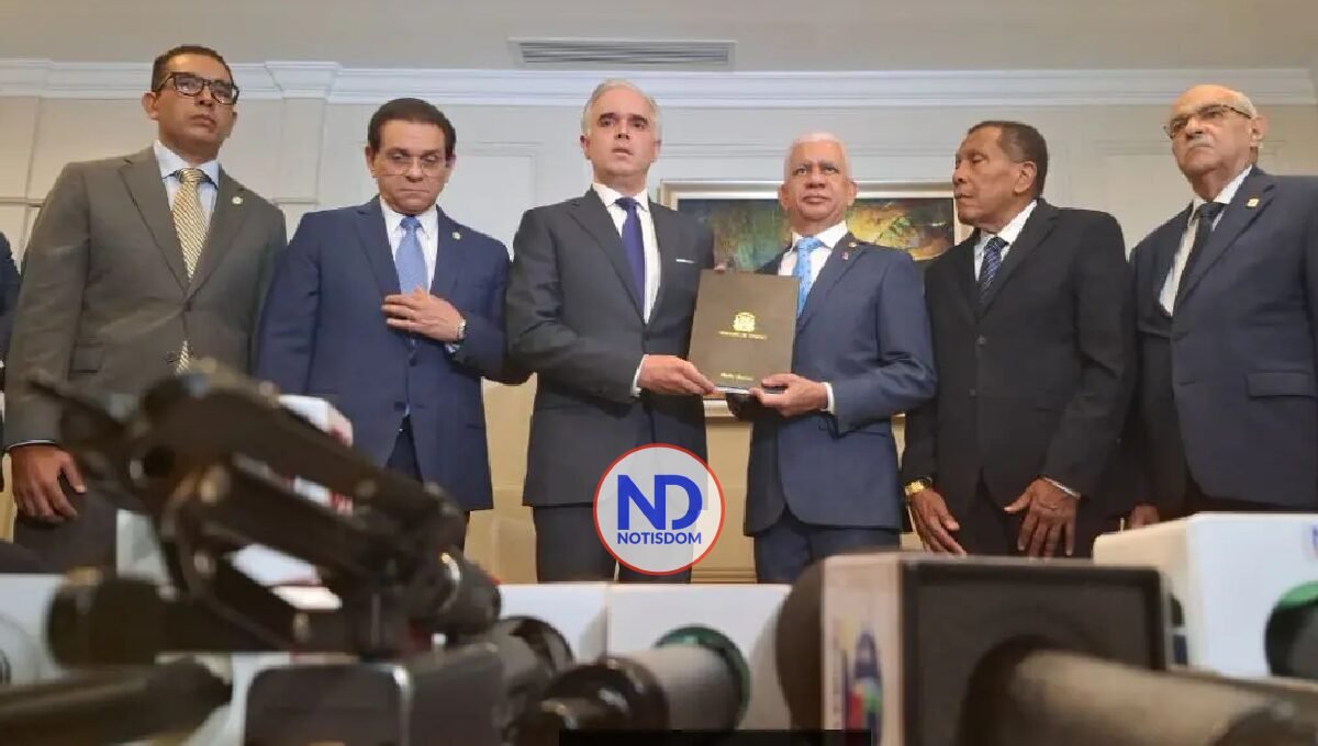 Ministro de Trabajo deposita ante el Senado proyecto de reforma laboral