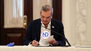 Presidente Abinader desvincula 10 funcionarios del servicio exterior mediante decreto