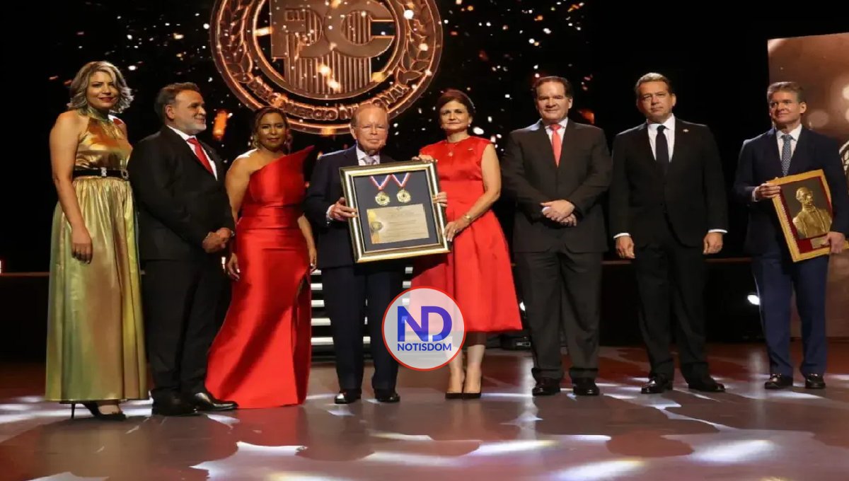 Raquel Peña entrega Premio al Compromiso y la Excelencia Comercial de la FDC a Pepín Corripio 2 Raquel Peña entrega Premio al Compromiso y la Excelencia Comercial de la FDC a Pepín Corripio