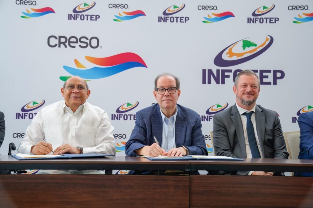 Rafael Santos Badia Felipe Vicini y Andrew Parsons Infotep y Creso firman acuerdo para la formación de atletas paralímpicos
