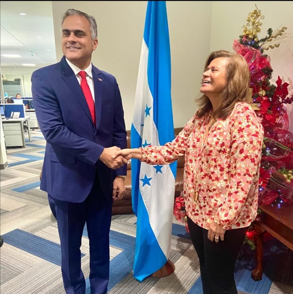 Yadira Gomez y Embajador de honduras Dominicana y Honduras firman acuerdo en materia de Turismo