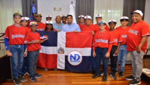 Ministro de Deportes entrega Bandera Nacional selección béisbol U12