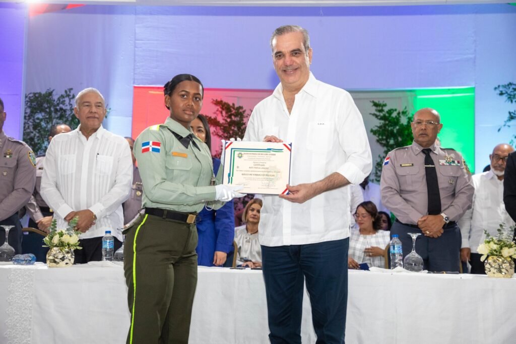 ABINADER Y AGENTE Abinader encabeza graduación de nuevos policías en Campus Gaspar Hernández