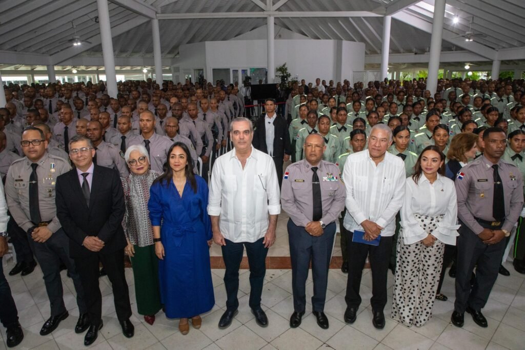 ABINADER Y AGENTES Abinader encabeza graduación de nuevos policías en Campus Gaspar Hernández