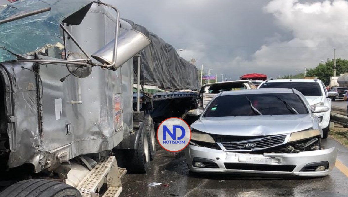 2 muertos, 8 heridos en choque multiple de tránsito en Santiago