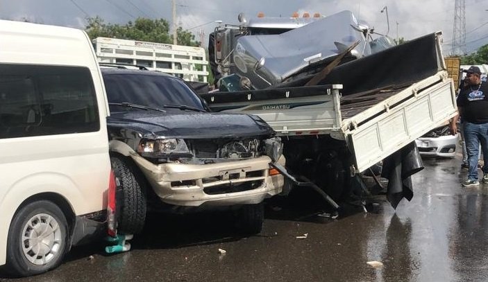 ACCIDENTE 84 2 muertos, 8 heridos en choque multiple de tránsito en Santiago