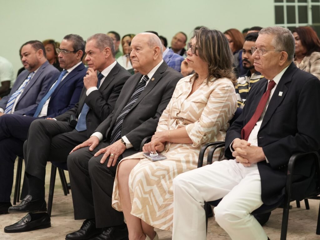 Autoridades UNAPEC y auditorio del panel INDOTEL afirma, 21 de noviembre la televisión dominicana se digitaliza