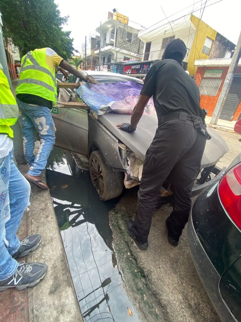 CHATARRA 1 Alcaldía del Distrito Nacional retira chatarras durante operativo en Villa Juana