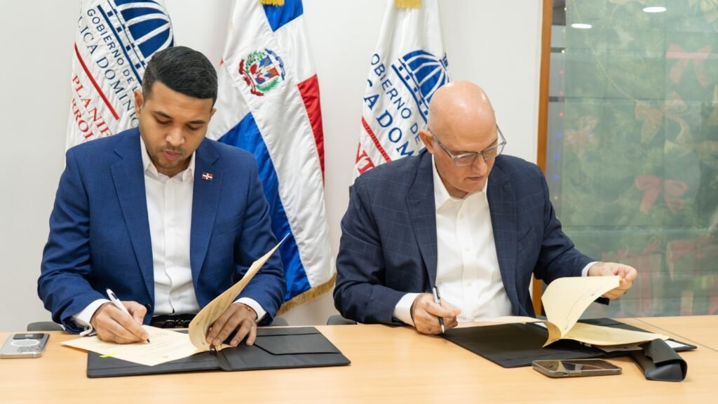 Carlos Valdez y el ministro de Economia Pavel Isa Ministerios acuerdan convenio Prorural Joven