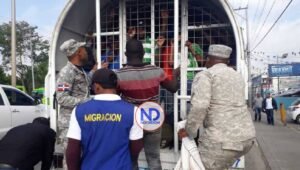 Haitianos hieren de bala y golpean con pala un agente de Migración en Piantini