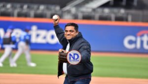 Ministro dominicano lanza bola de honor en Titanes del Caribe