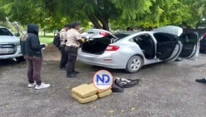 Detienen a dos hombres con 4 paquetes presuntamente de marihuana en Barahona