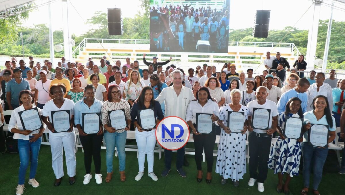 Presidente Abinader entrega 394 nuevos certificados de título de propiedad en SPM 2 Presidente Abinader entrega 394 nuevos certificados de título de propiedad en SPM