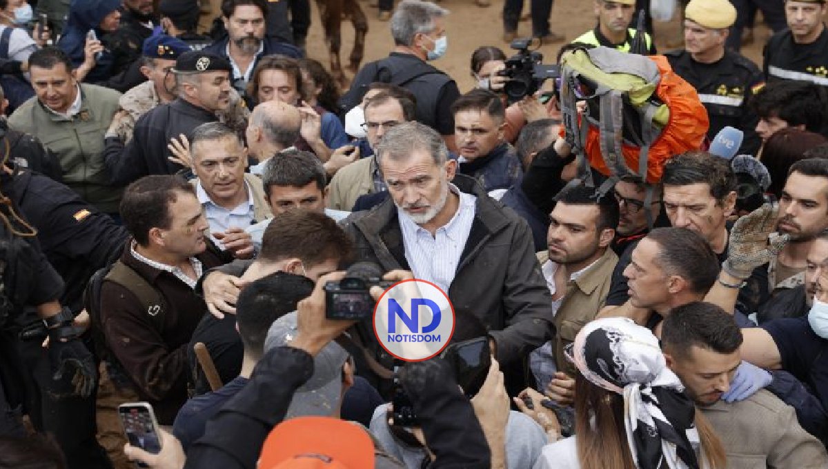 Insultan y lanzan barro a la comitiva de los reyes de España en el epicentro del temporal