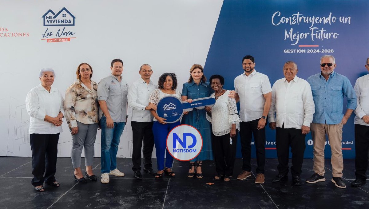 Vicepresidenta Peña entrega viviendas a familias de San Cristóbal